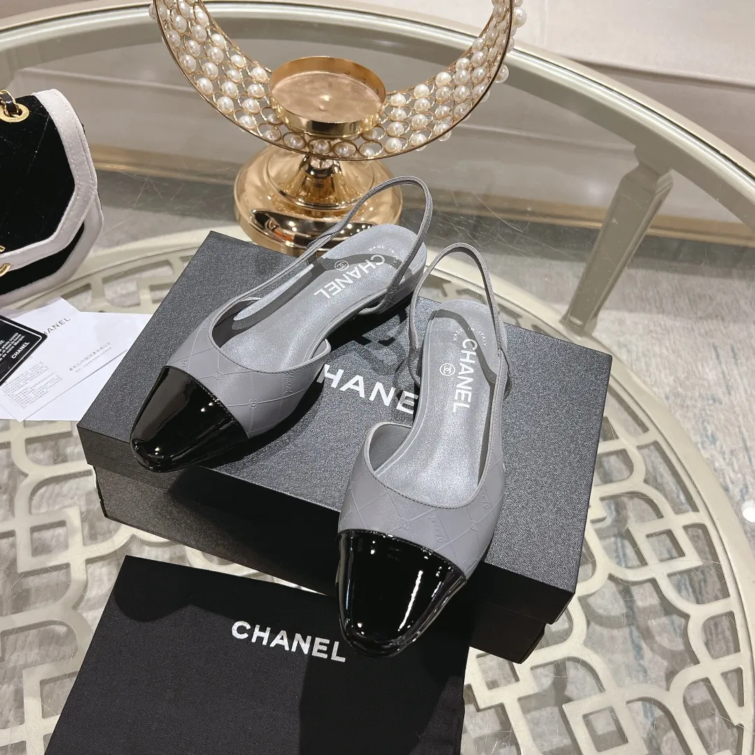 👟👟Ex-factory price 540👟👟 CHANEL Xiangjia 24vs spring and summer new fashion sandals series... Chanel is a very comprehensive noble fashion lifestyle brand. The same models are sold by major fashion bloggers and celebrities in Hong Kong, the United States, and other countries. They are simply beautiful. I fall in love with elegance and the playful sense of the future. I want to own them right away just by looking at them. But you can really think about a pair of exquisite high heels. This series is specially designed for extraordinary and indifferent ladies to create a unique overall effect. CHANEL designs products that inspire women to move forward and highlight their charm... 1️⃣Material: Original customized patent leather + imported sheepskin 2️⃣Inner lining: Original customized imported sheepskin 3️⃣Feet: Original customized imported sheepskin 4️⃣Outsole: Genuine leather sole imported from Italy 5️⃣Heel height: 2.5cm/6.5cm/9cm 6️⃣Number: 34-43 (34.40.41.42.43 customization is not returnable) 7️⃣Packaging: The latest and exquisite full set of packaging at the counter